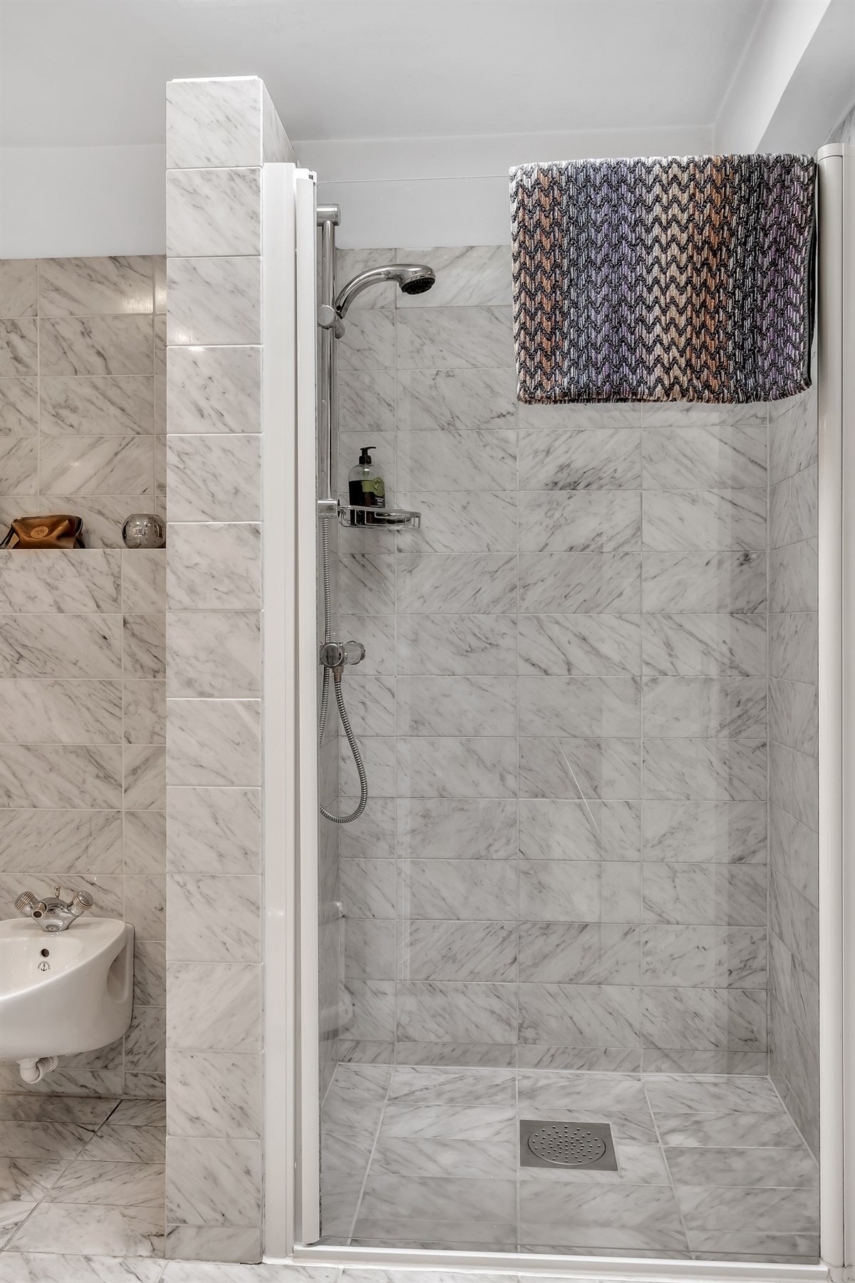 Dusjnisje med glassdør, veggmontert wc, bidét, bred servant med blandebatteri Galleribilde