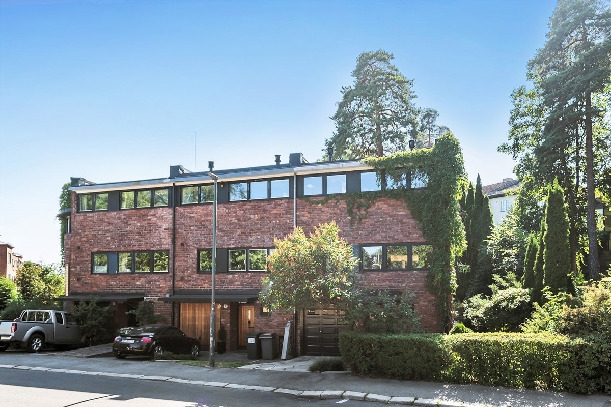 Solheimgata 12 i grønne omgivelser. Adkomst til hagen også gjennom smijernsport til høyre for bygget Galleribilde