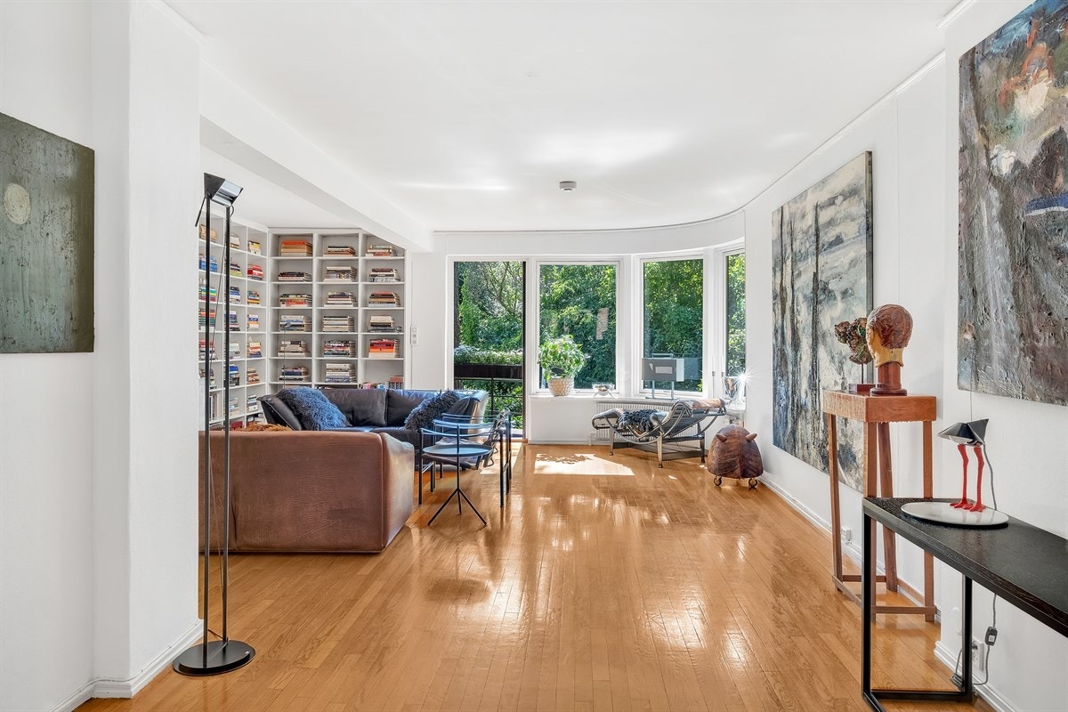 Hyggelig utsyn fra stuen mot den store og frodige hagen på syd- og vestsiden av huset Galleribilde