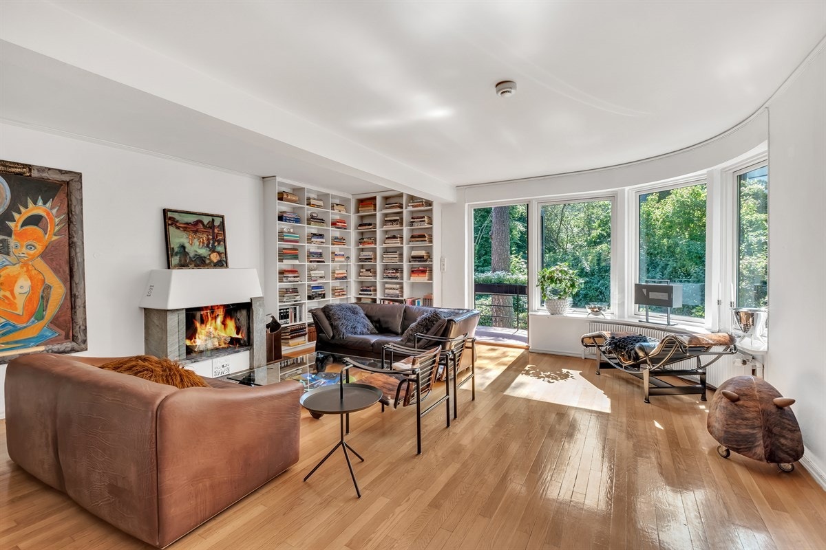 Hyggelig stue med peis og utgang til solrik balkong på ca. 5 kvm. Galleribilde