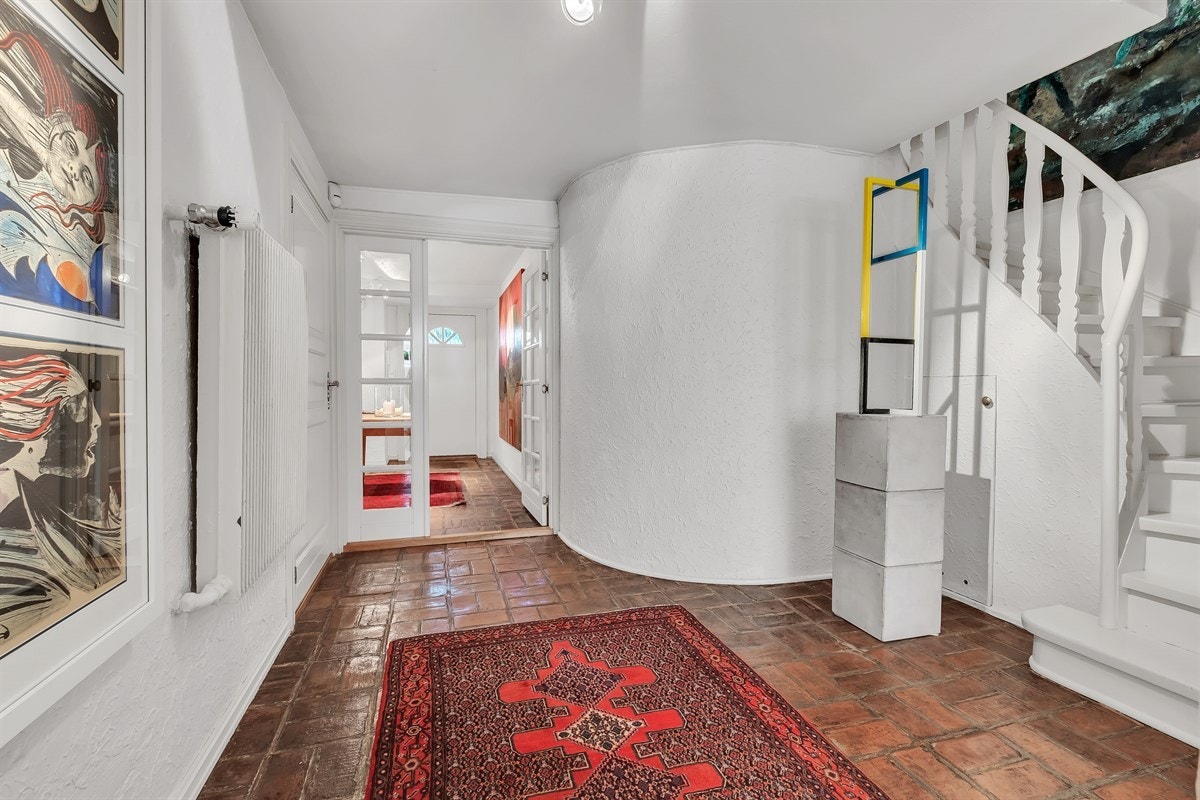 Entré/gang med garderobe og stor hall med trapp. I disse rommene er det originalt teglstensgulv Galleribilde