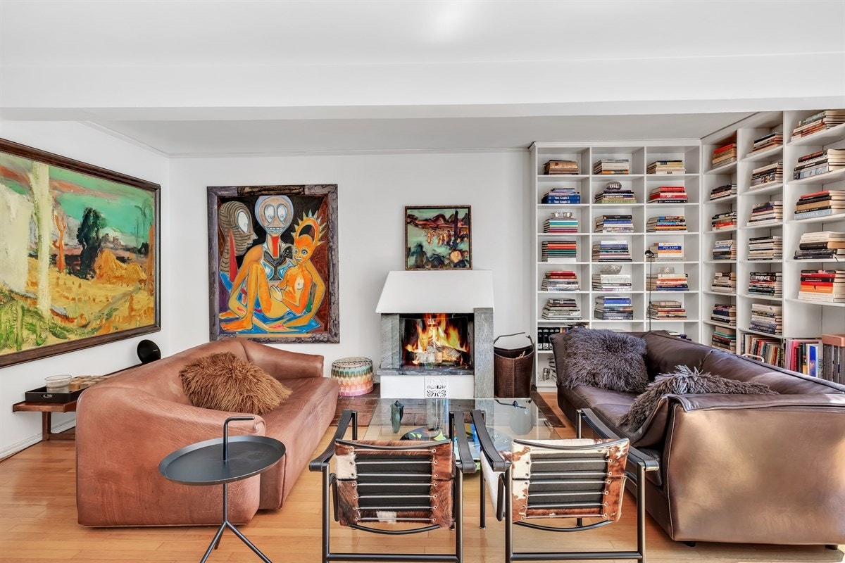 Romslig sittegruppe med peis Galleribilde