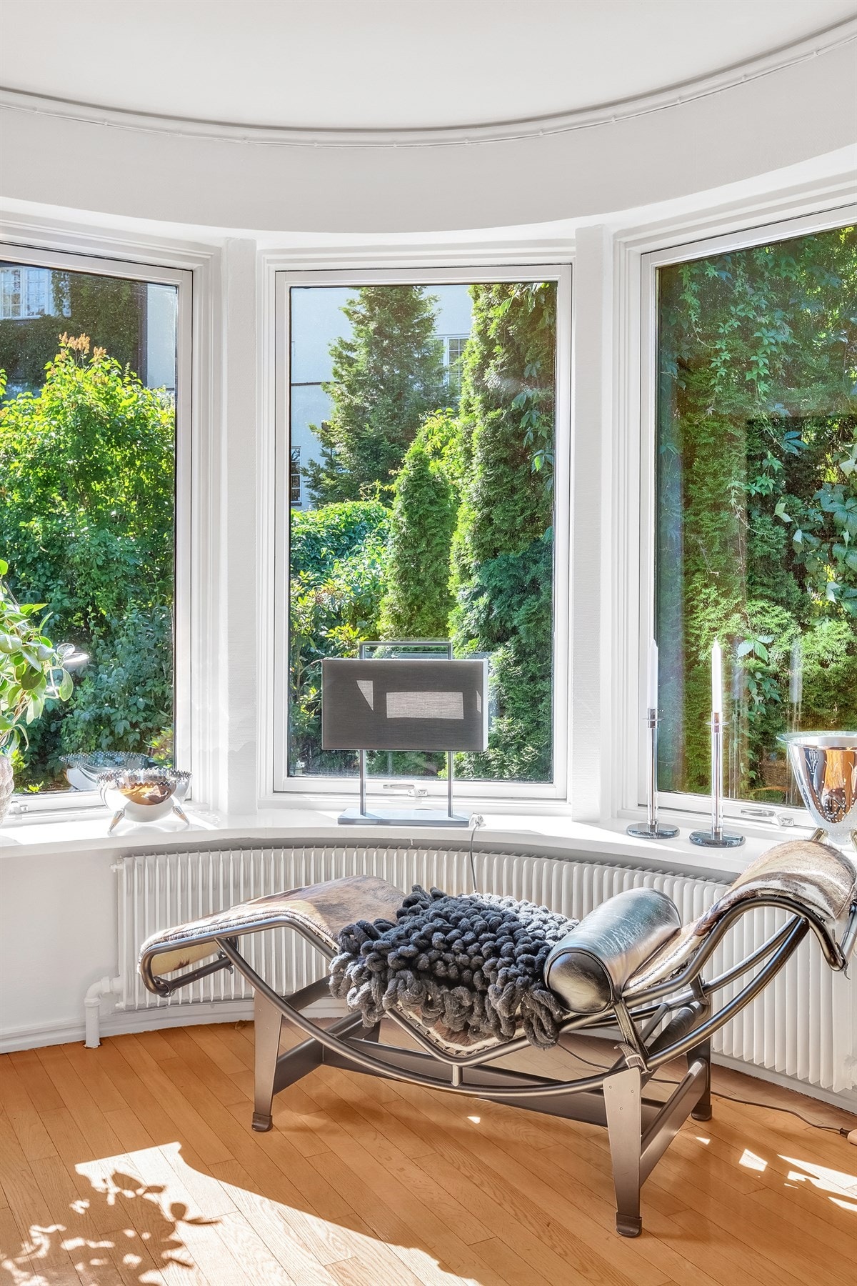 Klassisk funkisarkitektur med mange flotte detaljer, bl.a. det karakteristiske buede vindusbeltet i hovedstuen Galleribilde