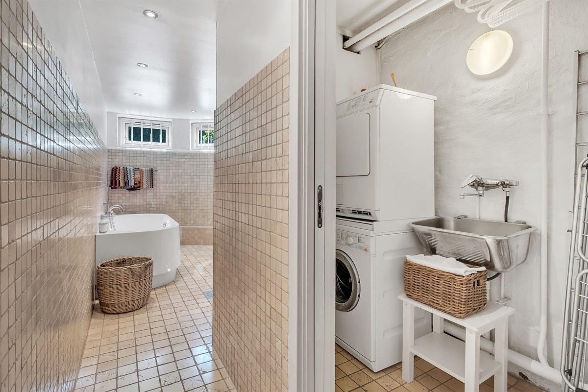 Vaskeromavdeling med opplegg til vaskemaskin, stålkum, ventil i vegg, radiator i tak, skyvedør Galleribilde