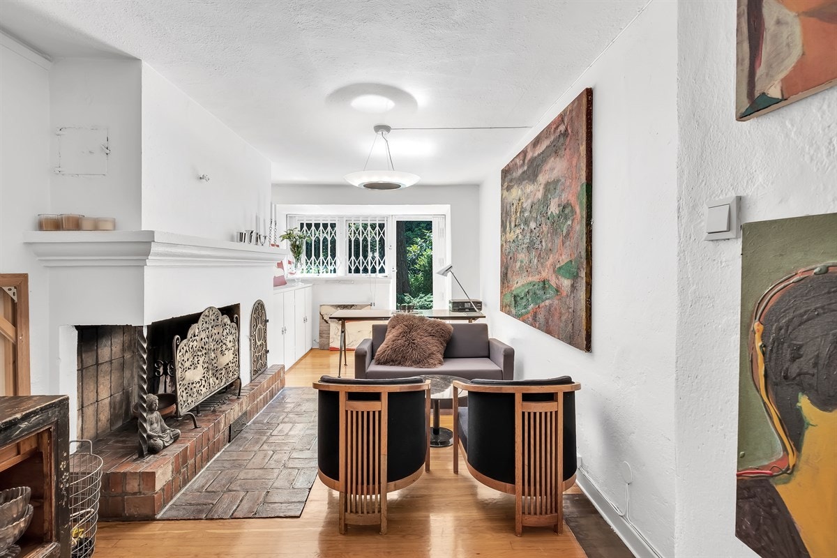 Hyggelig peisestue med direkte utgang til hagen Galleribilde