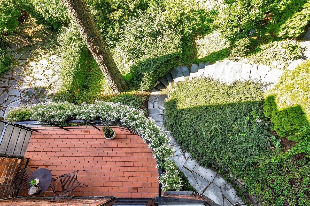 Balkongen ligger rett over hagen Galleribilde