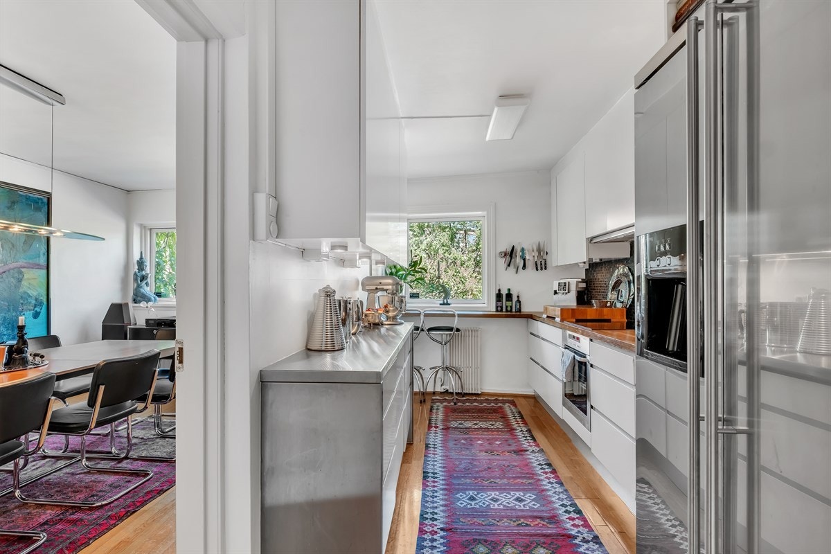 Spisestuen ligger i tilknytning til kjøkkenet Galleribilde