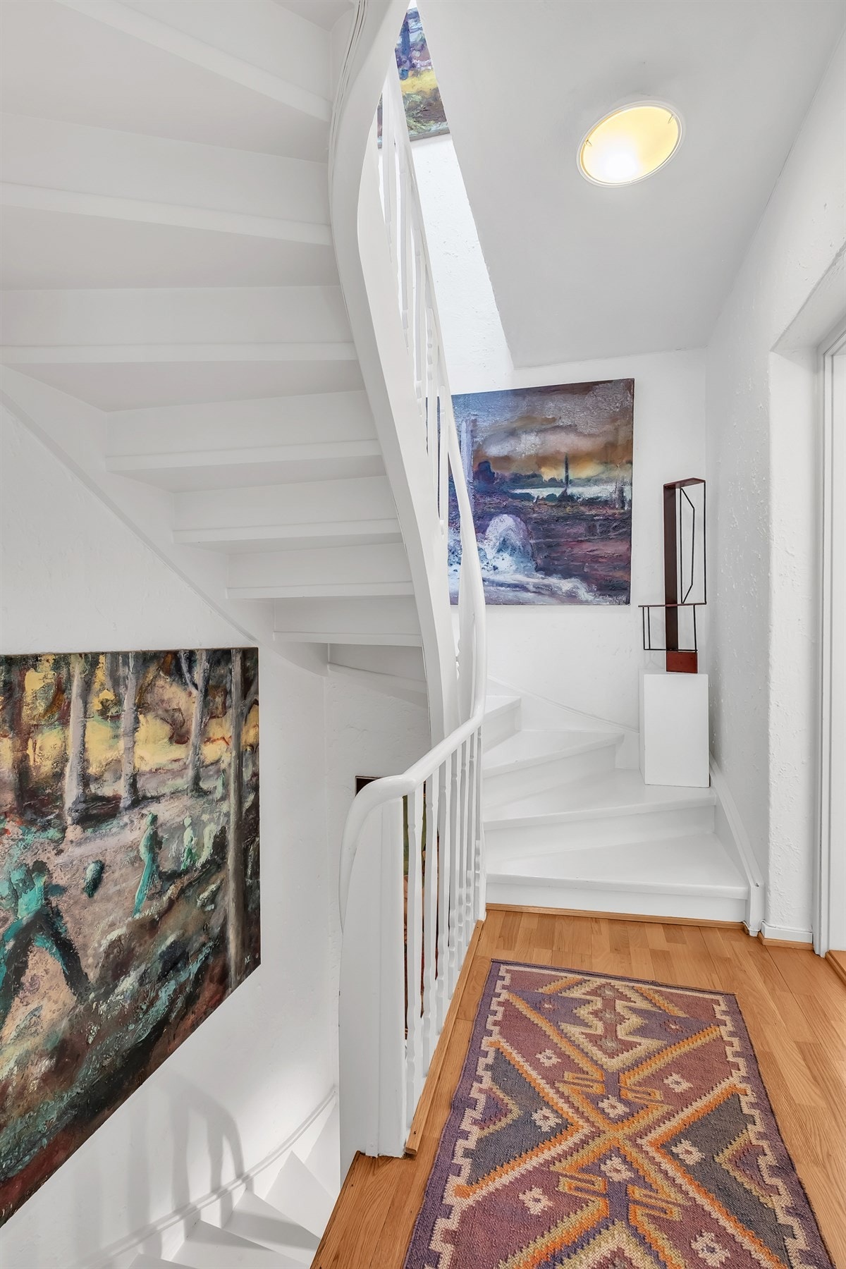 Trapp i klassisk funkis utførelse med nydelig overlys Galleribilde