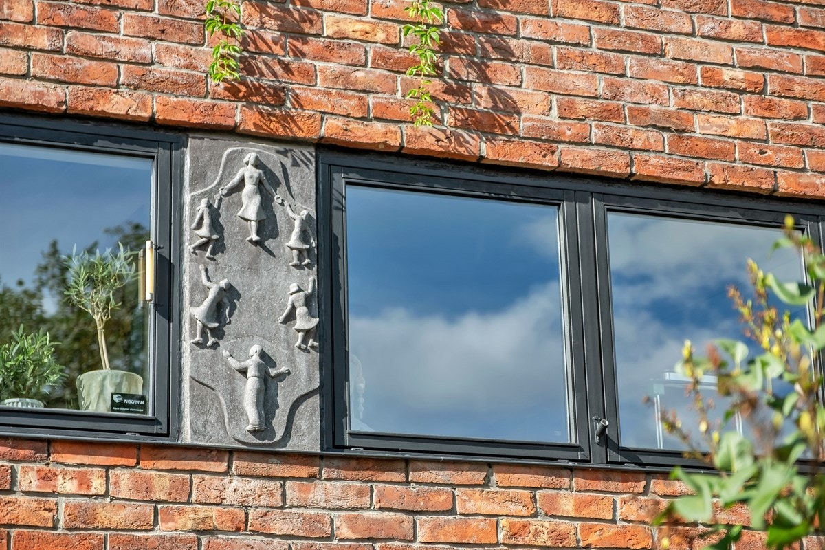 Vakkert relieff i vindusbeltet på fasaden mot Solheimgata Galleribilde