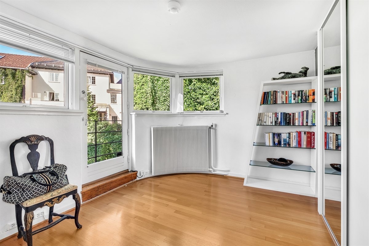 Også i hovedsoverommet finnes det buede vindusbeltet som er et av mange klassiske tidstypiske detaljer i huset Galleribilde