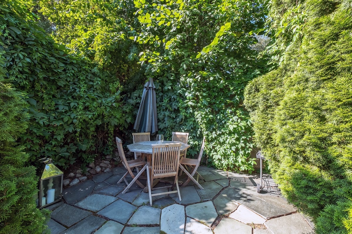 Usjenert spiseplass med god plass til grill Galleribilde