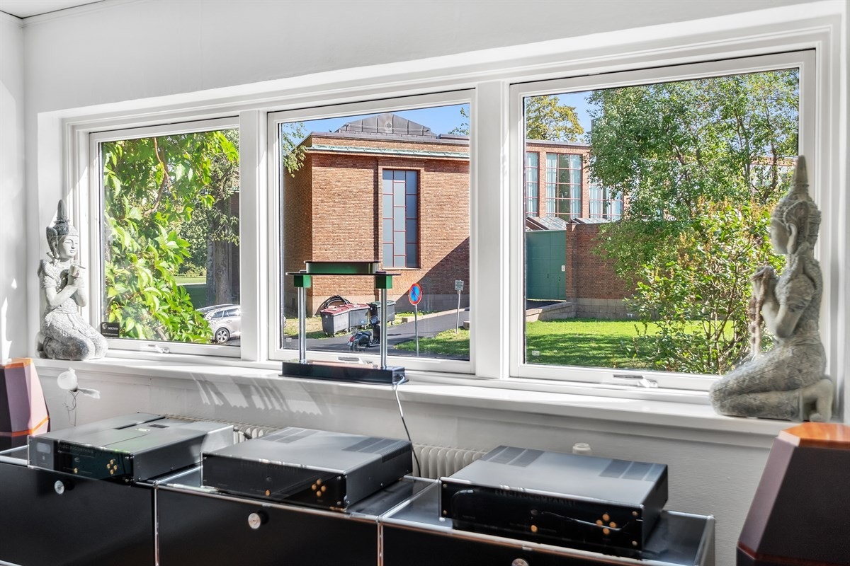 Vindusbeltet mot nordøst med hyggelig utsyn mot Vigeland-museet og anlegget rundt Galleribilde