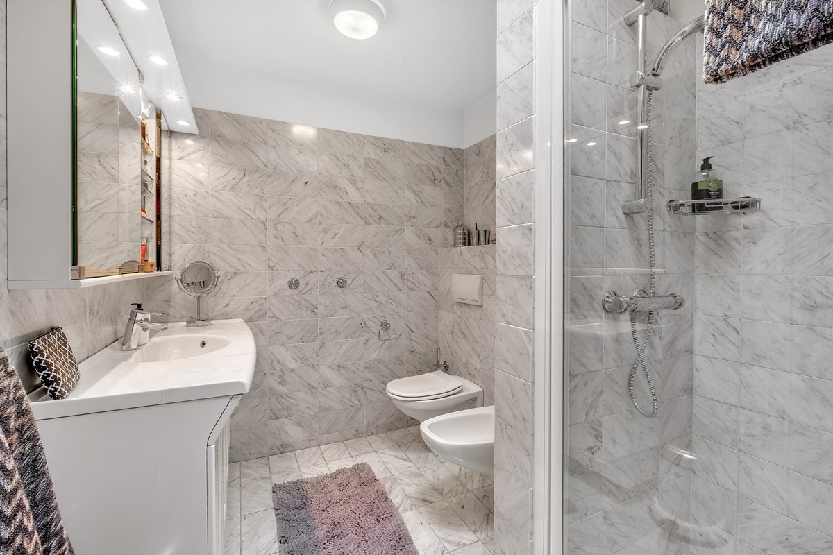 Dusjbad/wc ( 3. etg.) med overlysvindu og varmekabler i gulv Galleribilde