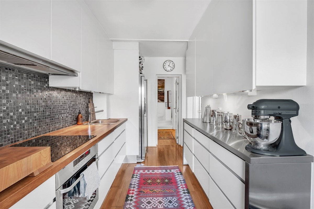 Integrert komfyr med induksjonstopp fra 2018, ventilator med avtrekk, plass til frittstående kjøl/frys med vanntilknytning Galleribilde