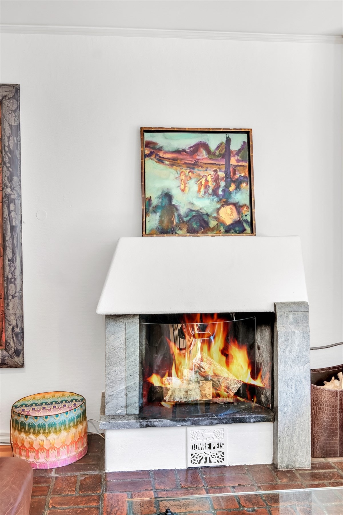 Det er to peiser i boligen. Her fra stuen i 2. etg. Galleribilde