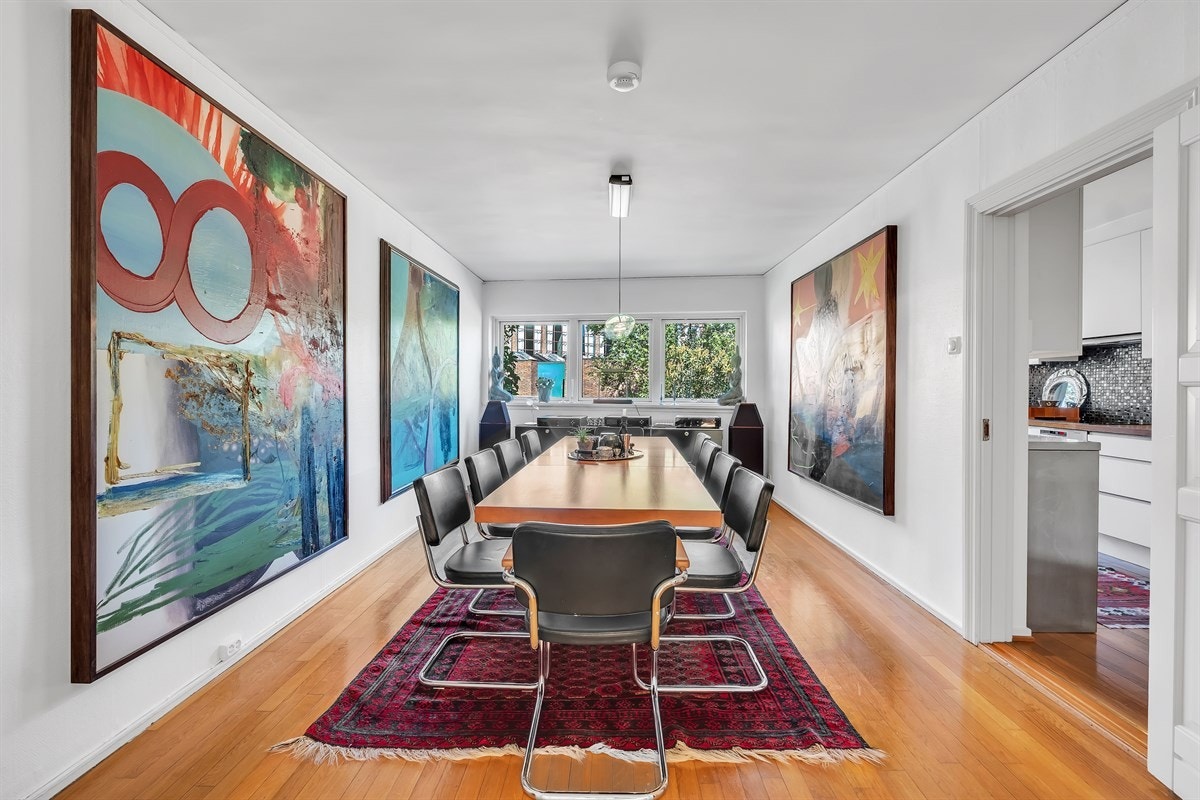 Romslig spisestue med stort vindusbelte på endeveggen Galleribilde