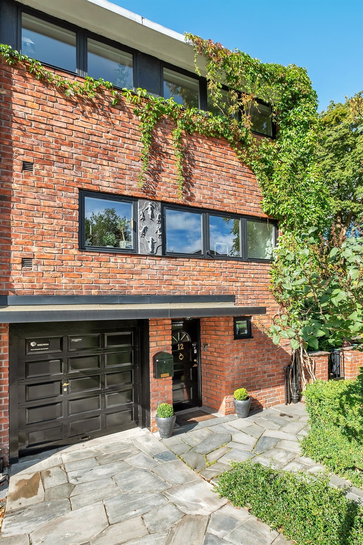 Hyggelig inngangsparti med garasje og parkeringsplass Galleribilde