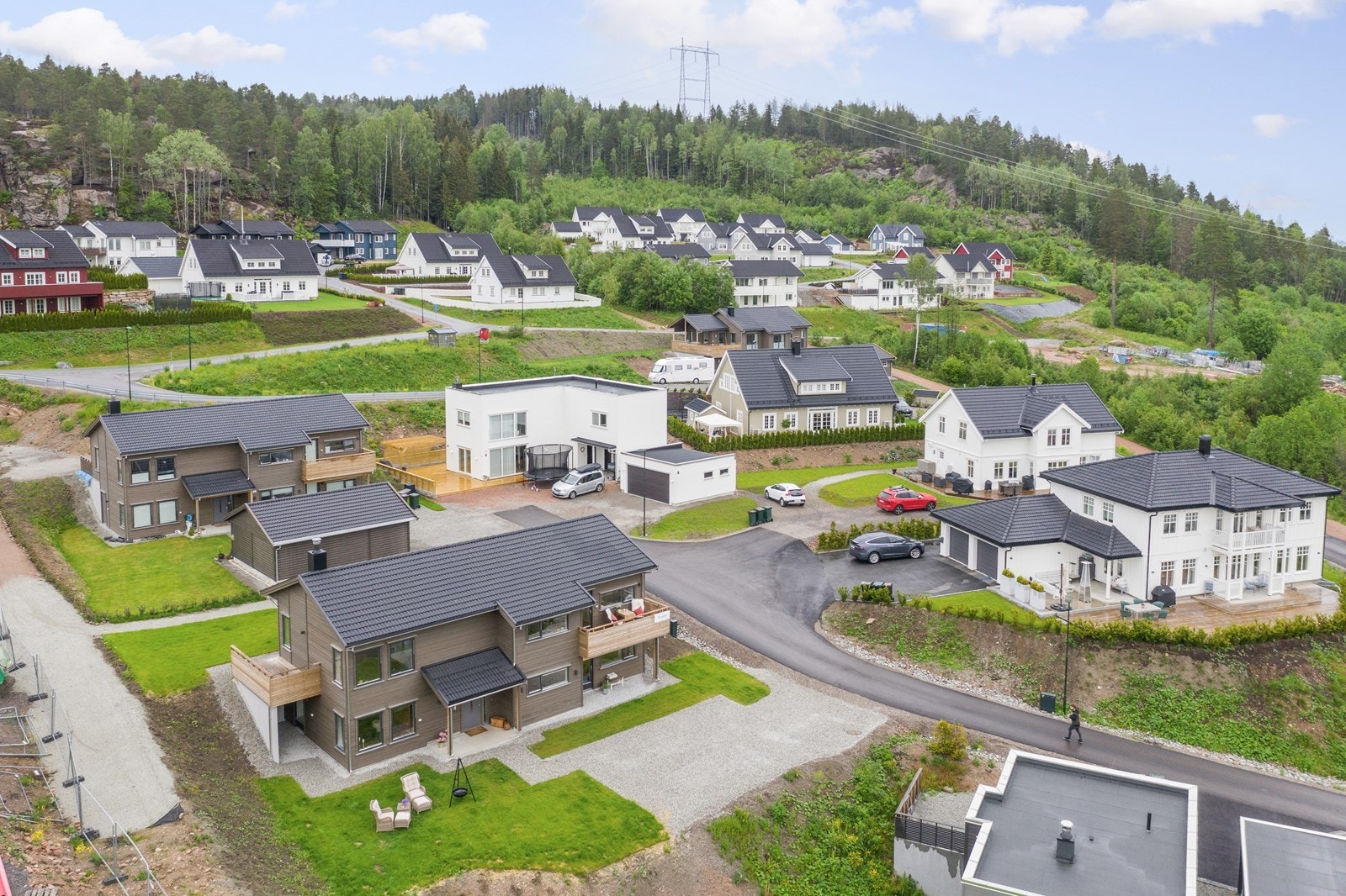 Det er gode solforhold i den velstelte hagen som omkranser alle husvegger og byr på fine lekeområder Galleribilde