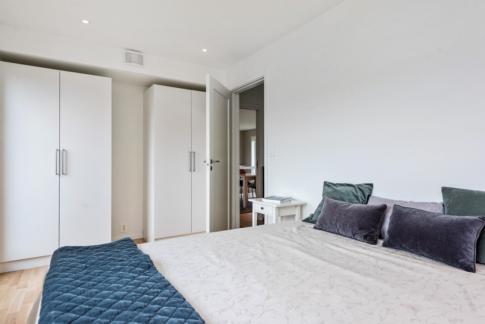 Det er to doble garderobeskap på hovedsoverommet Galleribilde