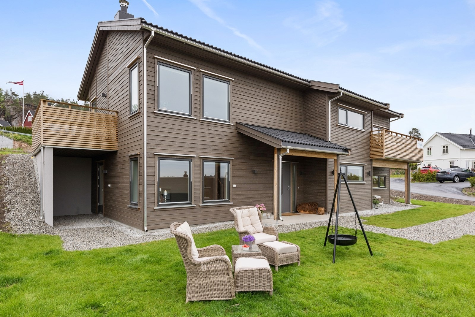 er henholdsvis veranda og balkong utenfor stuen og ett av soverommene, samt romslig parkeringsareal Galleribilde