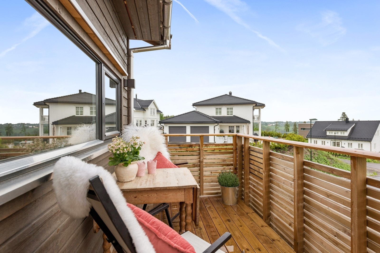 Det er henholdsvis veranda og balkong utenfor stuen og ett av soverommene, samt romslig parkeringsareal Galleribilde