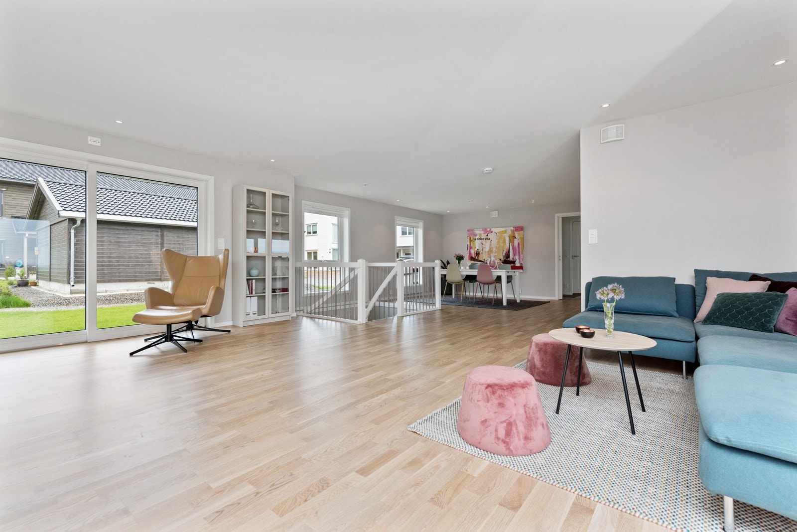 Rommet er et trivelig oppholdssted for tv-kvelder, hyggelige familiemåltider og andre hverdagssysler Galleribilde