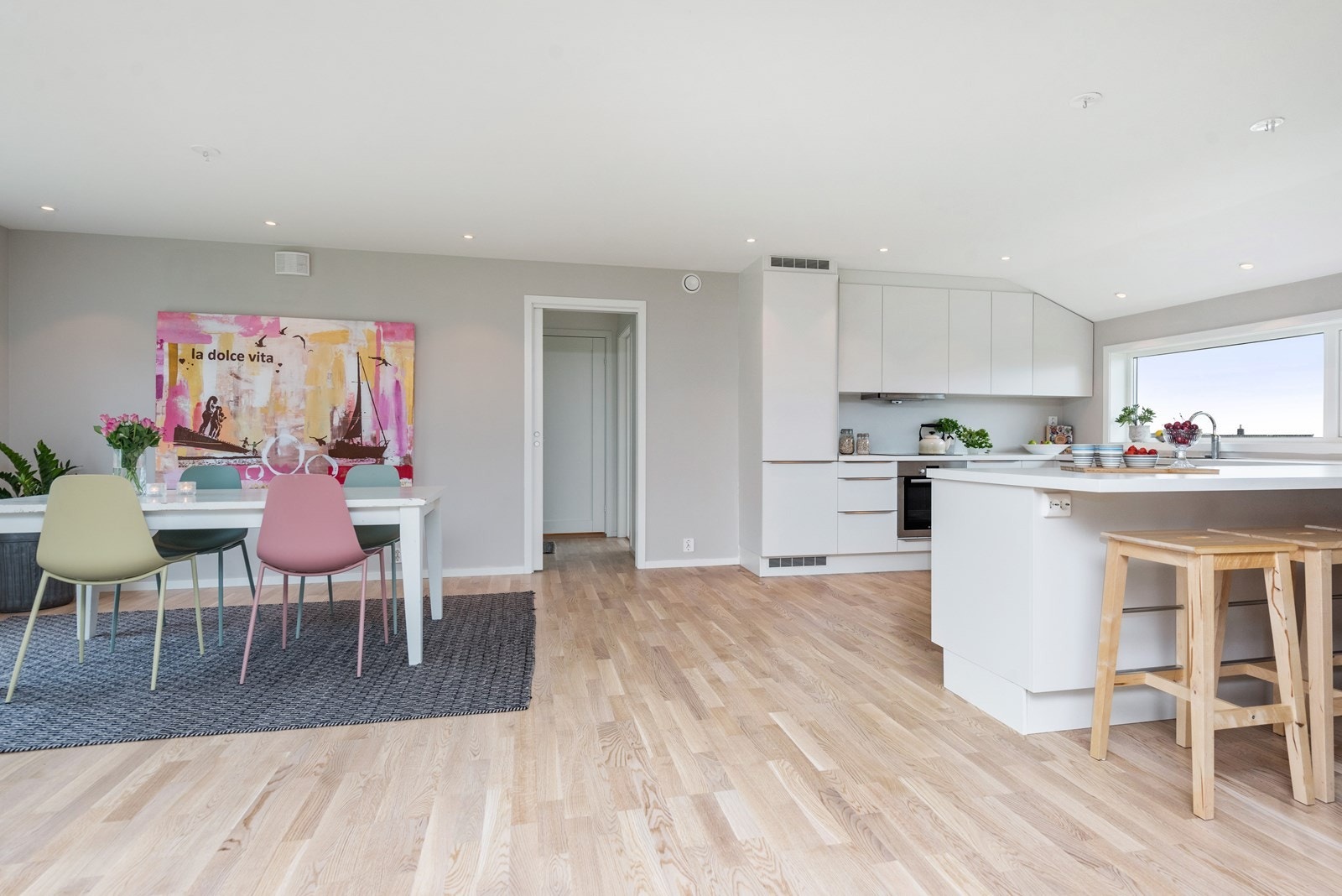 Kjøkkenet ligger åpent i stuen med sitteplasser ved barløsning - her har man god kontakt med middagsgjestene mens måltidet tilberedes Galleribilde