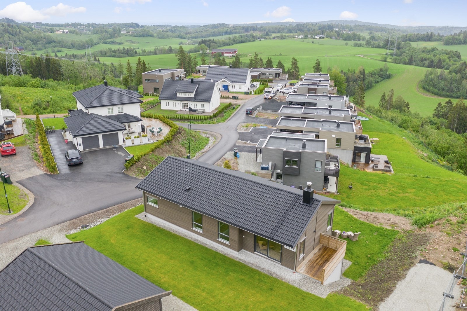 Boligen ligger godt til på en liten høyde med lite innsyn, og uterommet føles luftig med vid landlig utsikt Galleribilde