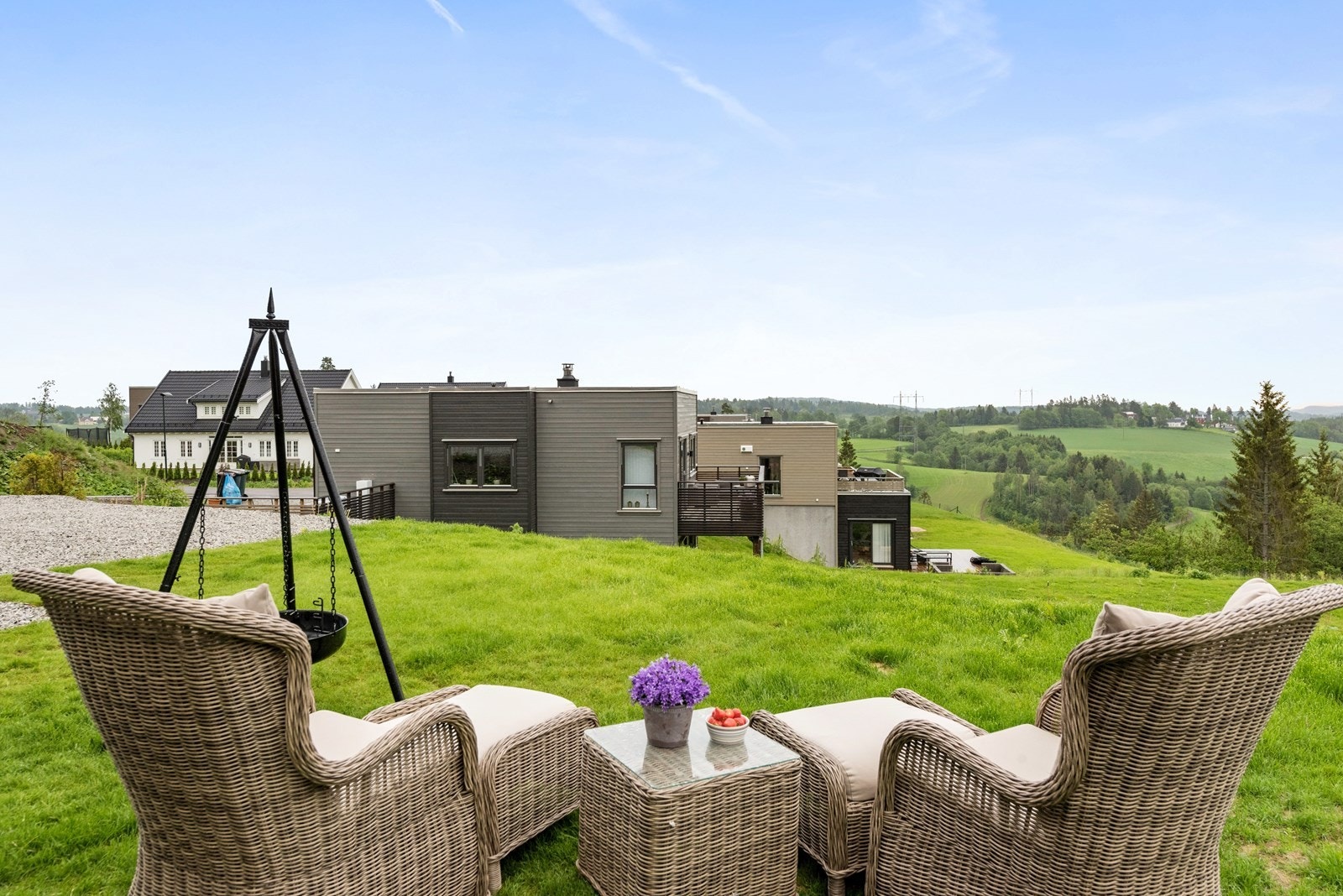 Uterommet har gode solforhold og byr på herlig, landlig utsyn Galleribilde