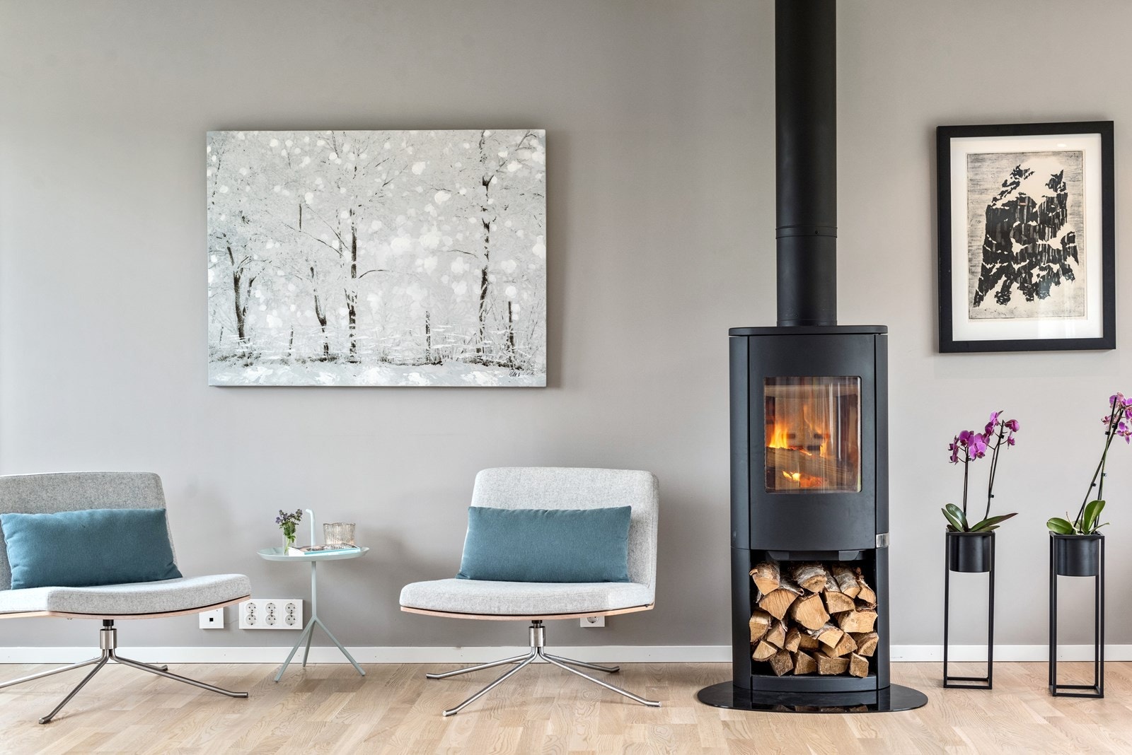 Det er smakfullt innredet med gulvparkett og vegger i delikate gråfarger, listefritt til tak, hvor det er downlights i ytterkant Galleribilde