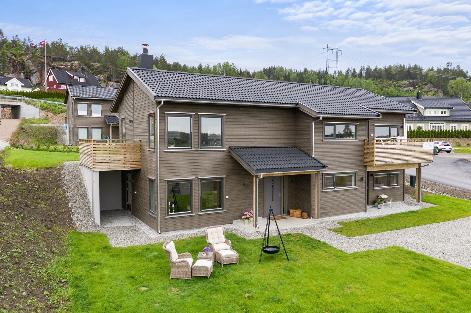 Moserudveien 15 er en forholdsvis ny og pen enebolig over to plan, i barnevennlige omgivelser Galleribilde