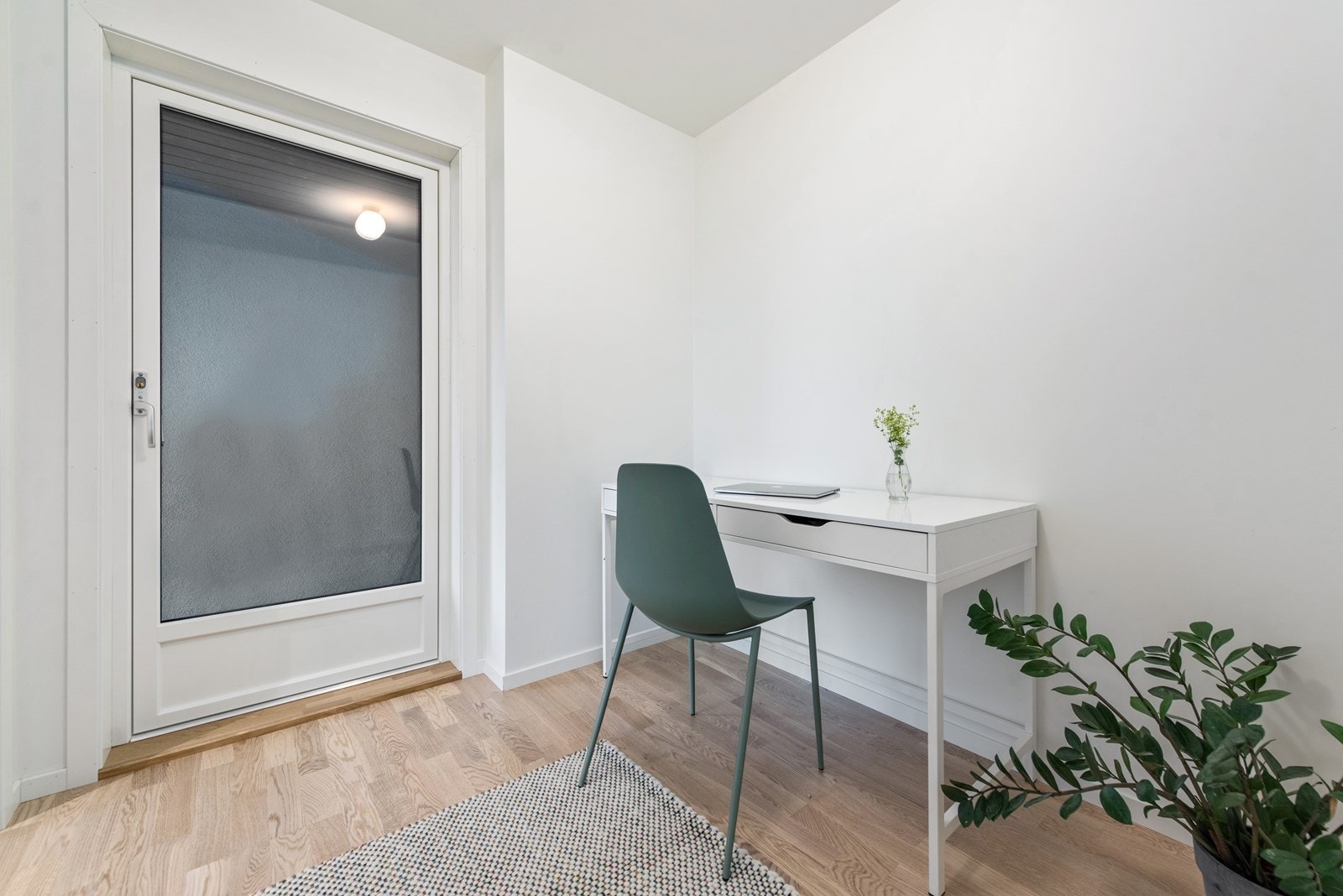 Kontor i underetasjen med egen utgang Galleribilde