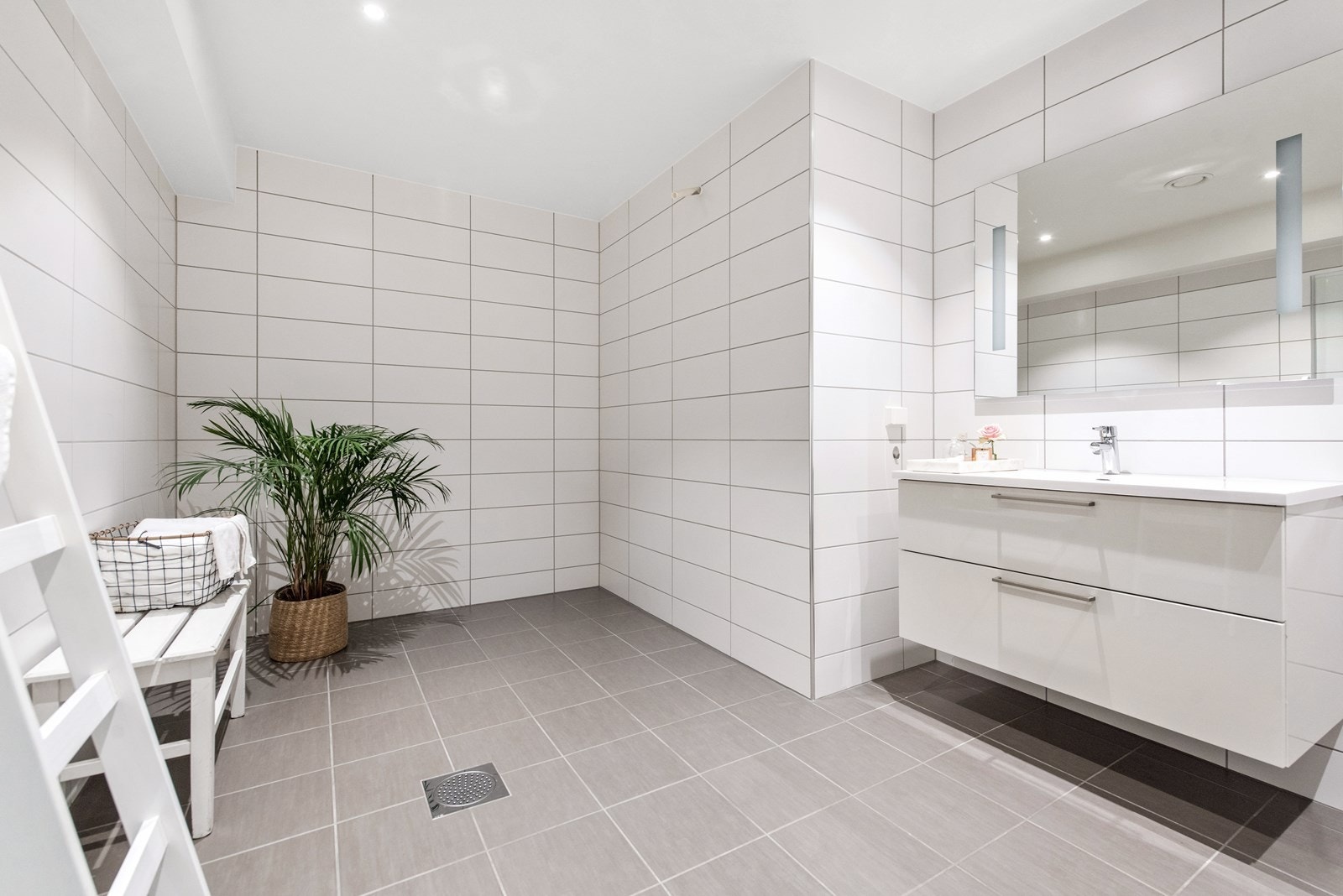 Badet er utstyrt med gulvvarme og downlights Galleribilde