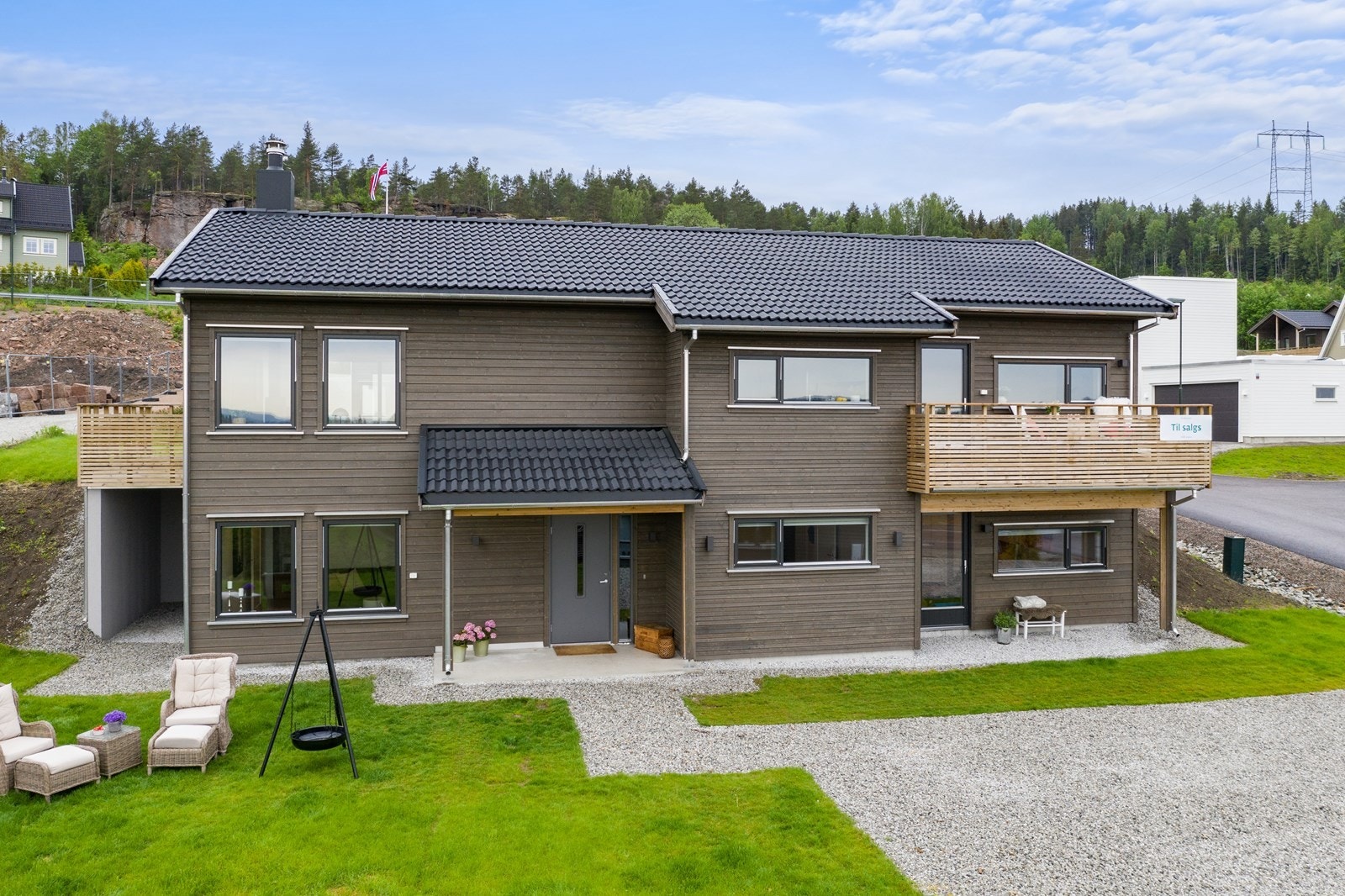 Moserudveien 15 er en forholdsvis ny og pen enebolig over to plan, i barnevennlige omgivelser. Galleribilde