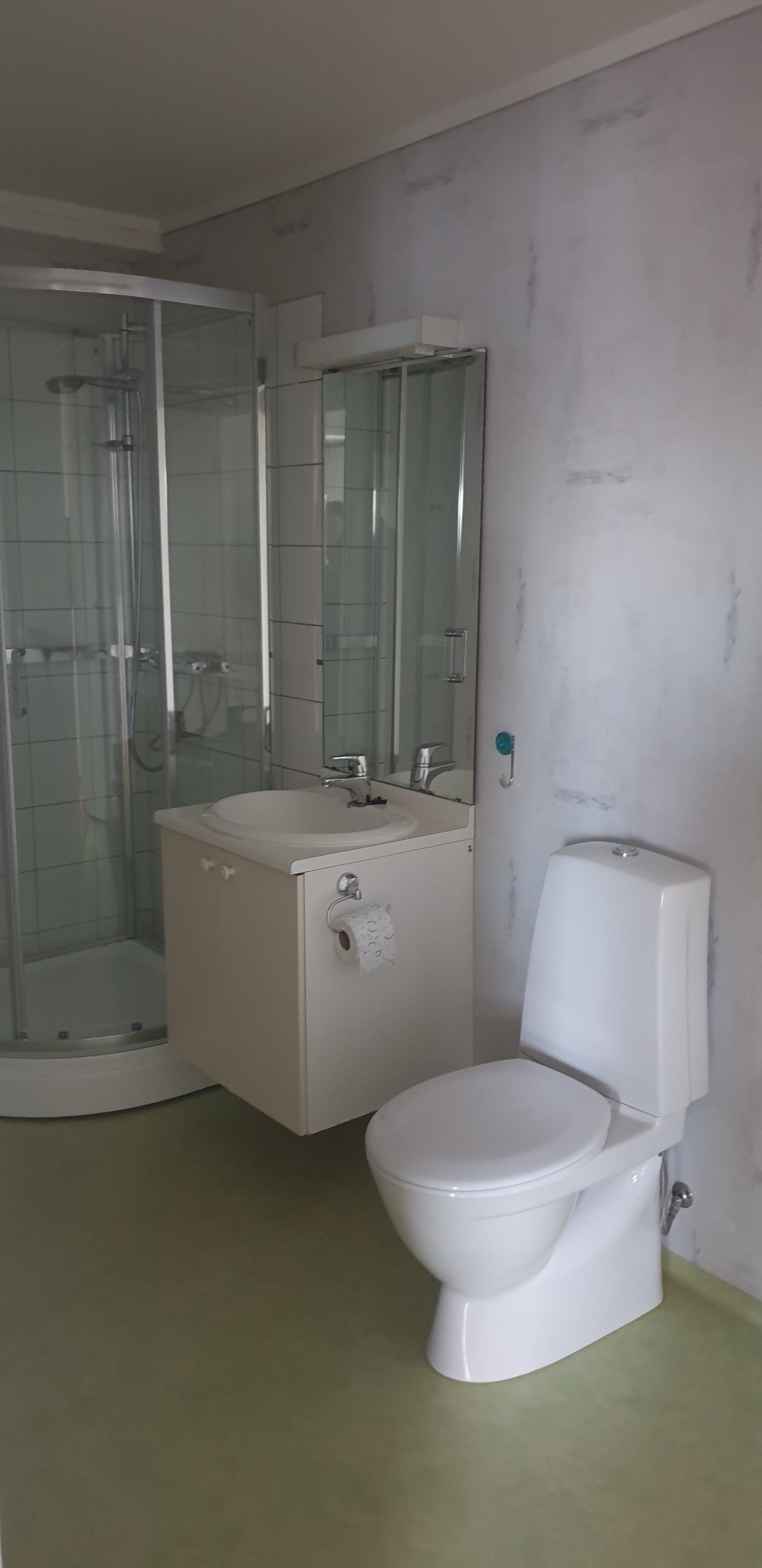 Bad med opplegg til vaskemaskin/tørketrommel Galleribilde