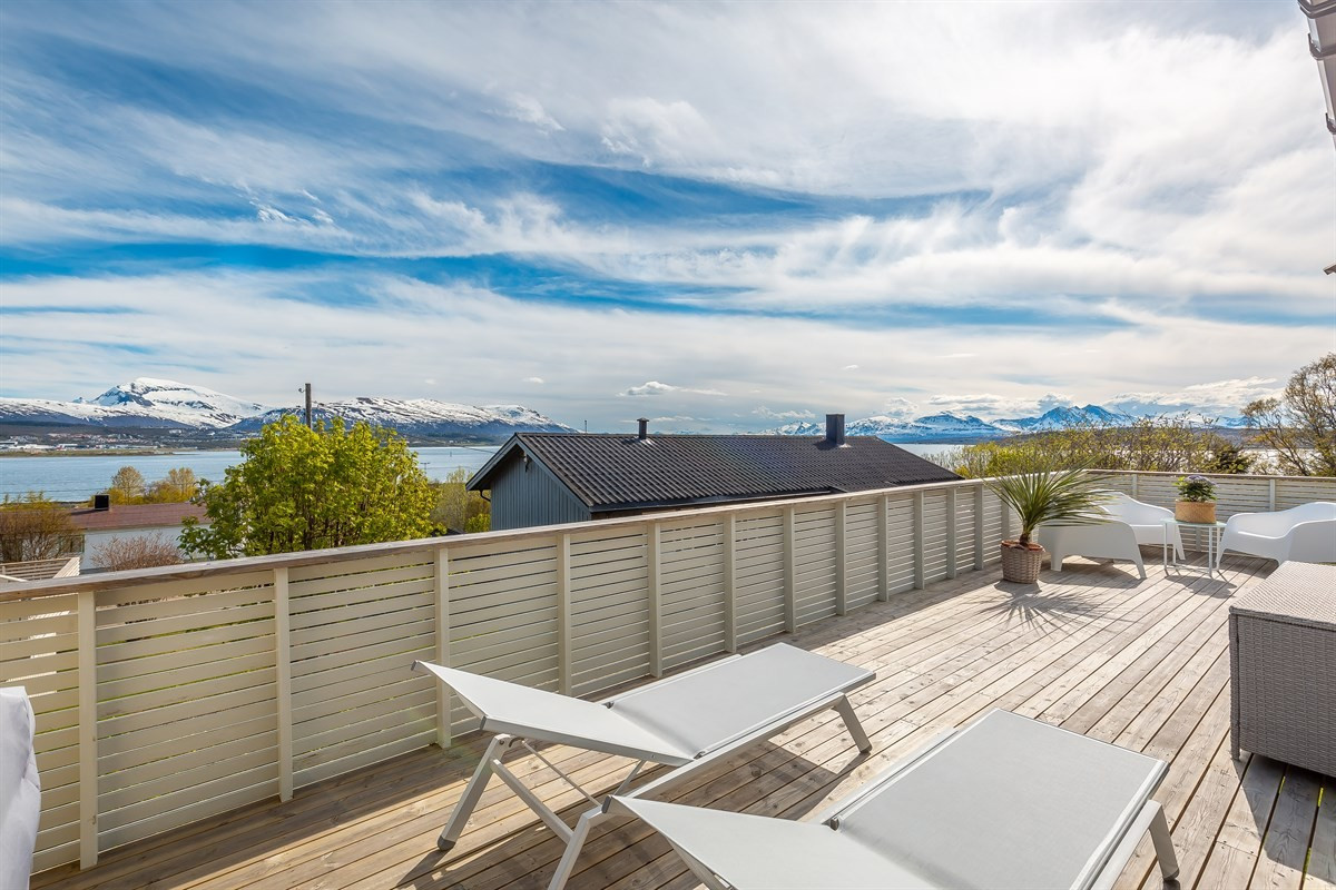 Fra stue er det utgang til sørvendt veranda med gode sol- og lysforhold