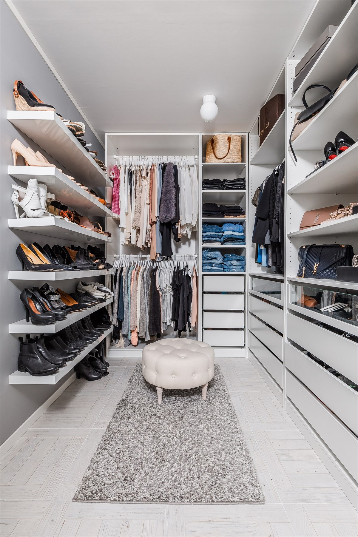 Praktisk walk-in closet