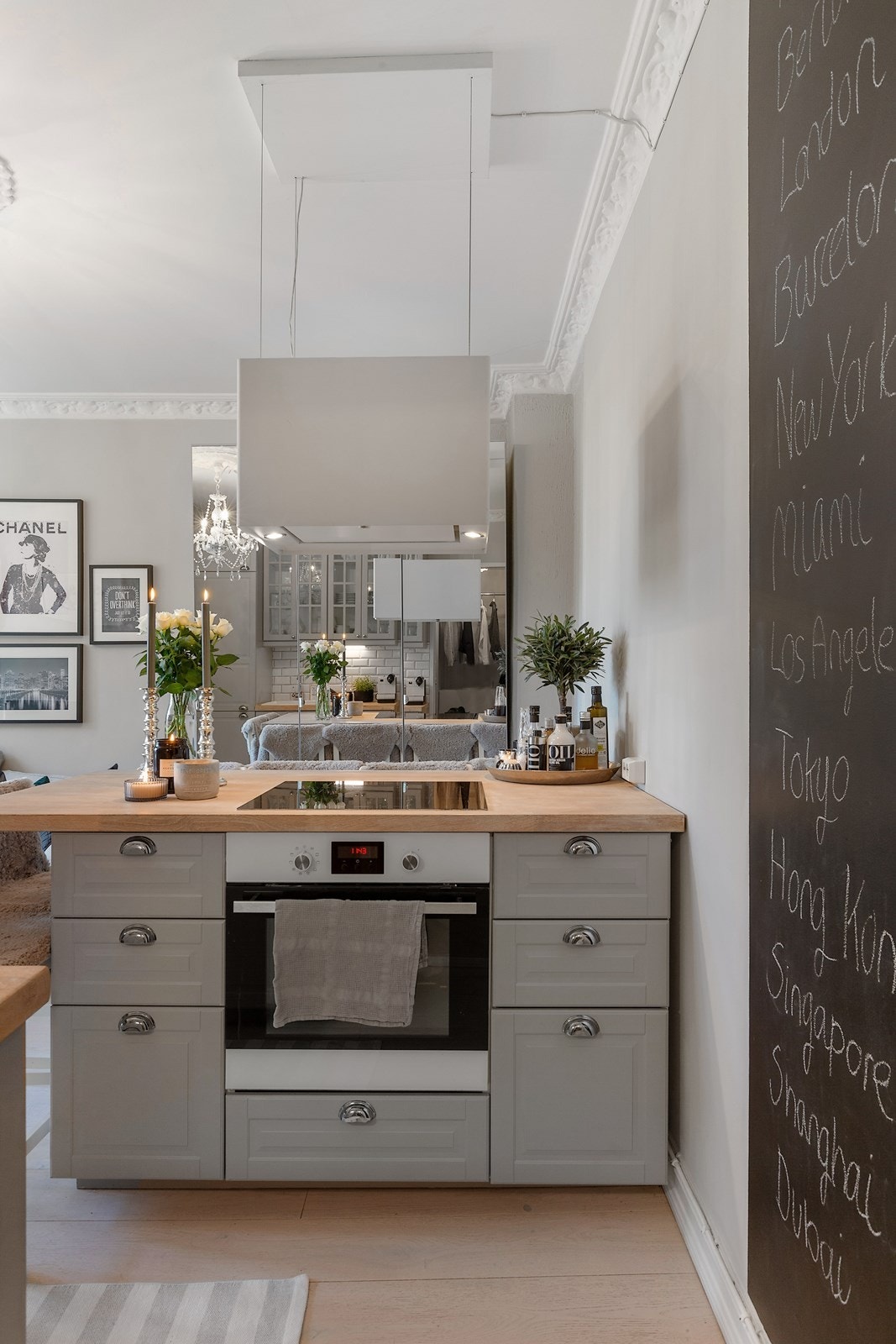 Integrert komfyr med platetopp og ventilator med kullfilter over kokesone. Galleribilde