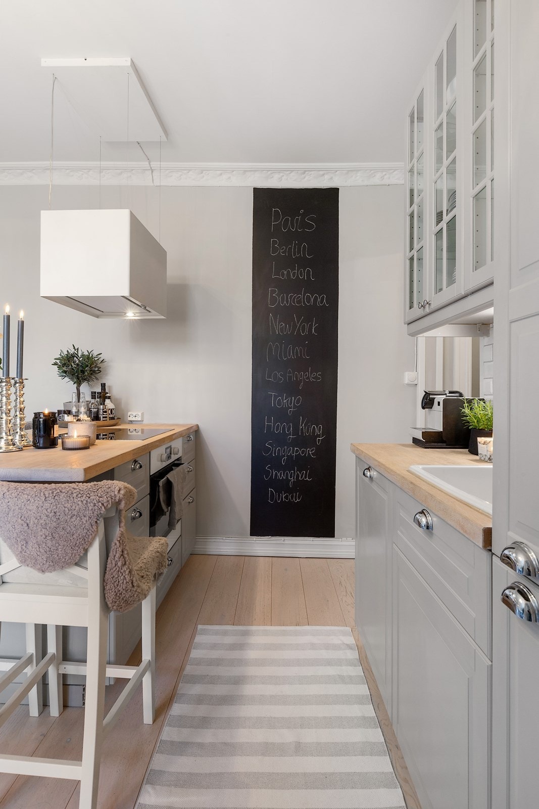 Stilren kjøkkeninnredning fra 2014 med profilerte fronter og benkeplate i treverk. Galleribilde