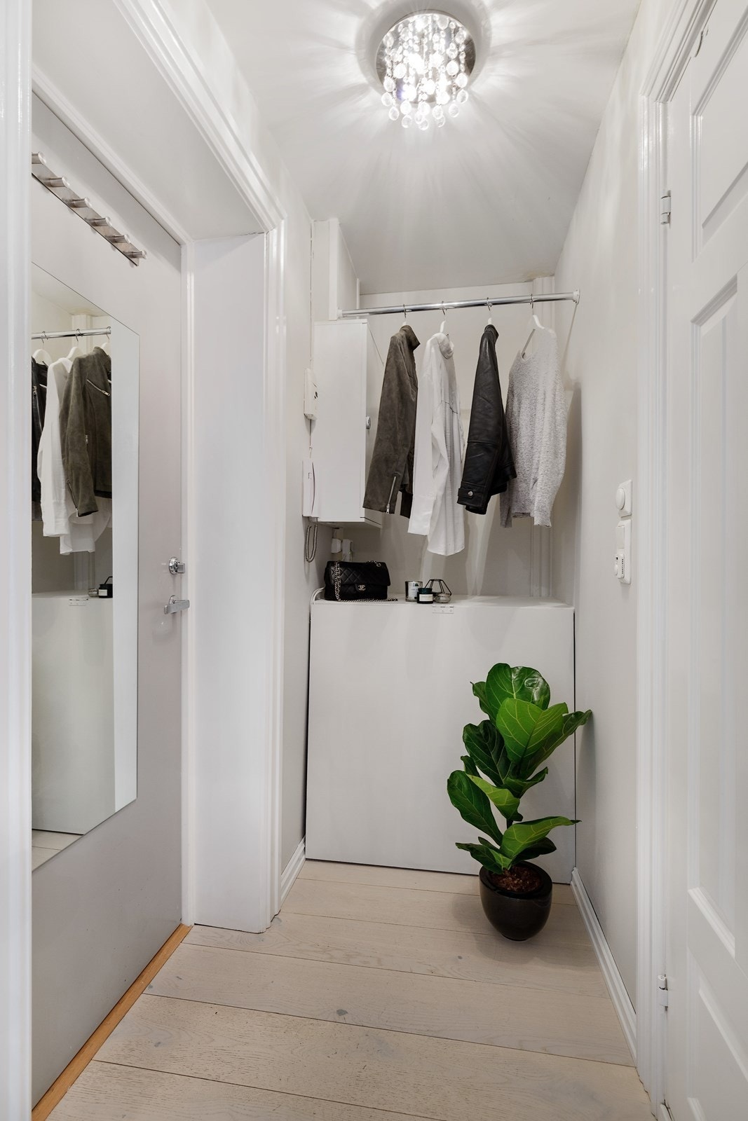 Entré med plass til knaggrekke og skoskap for oppbevaring av yttertøy. Galleribilde