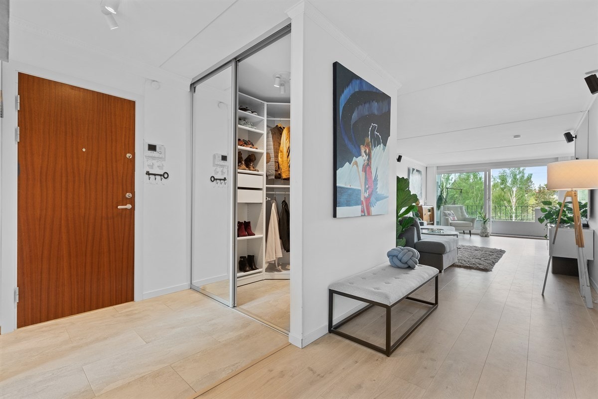 Innbydende entré med stor walk-in garderobe med skyvedører m/ softclose Galleribilde