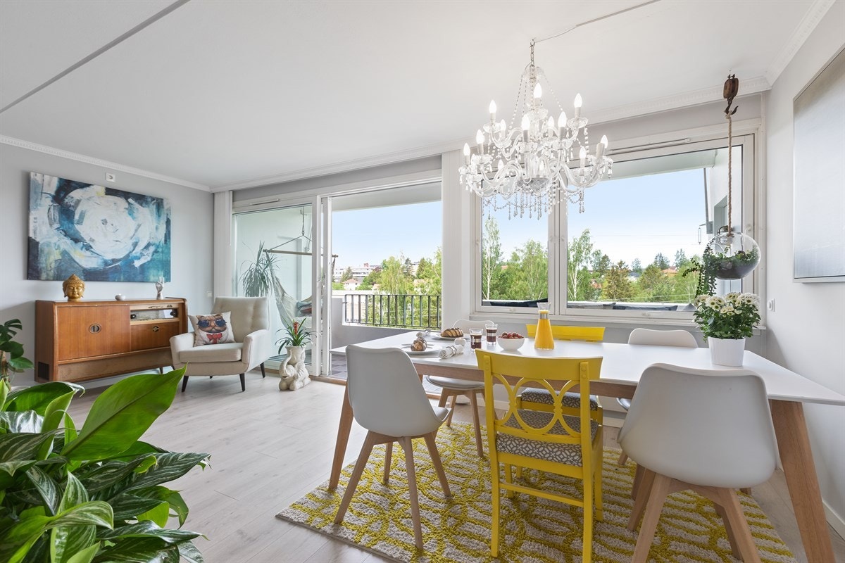 De store vindusflatene kombinert med lyse overflater skaper en lett og behagelig atmosfære Galleribilde