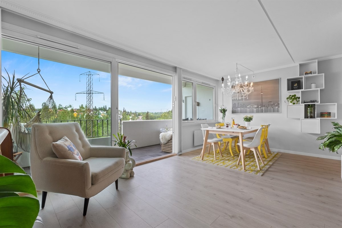 Skyvedørsfelt og vindu med to-lags energiglass fra 2007 som slipper inn rikelig med naturlig lys Galleribilde