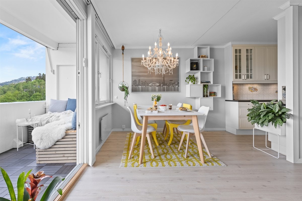 Plass til spisestue med direkte tilknytting til kjøkkenet Galleribilde