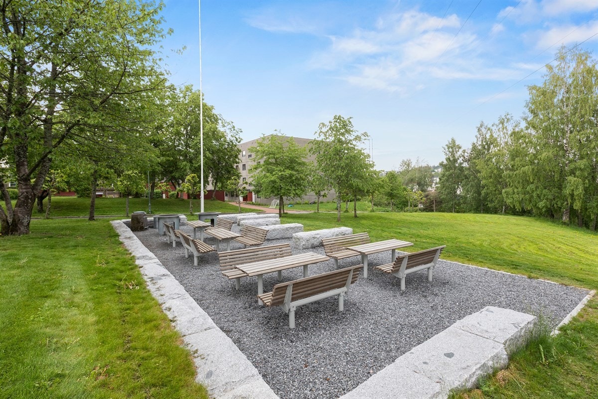 Flott beliggenhet, med kort vei til offentlig kommunikasjon, dagligvare og flotte tur- og grøntområder i Sørkedalen, Mærradalen og Nordmarka Galleribilde