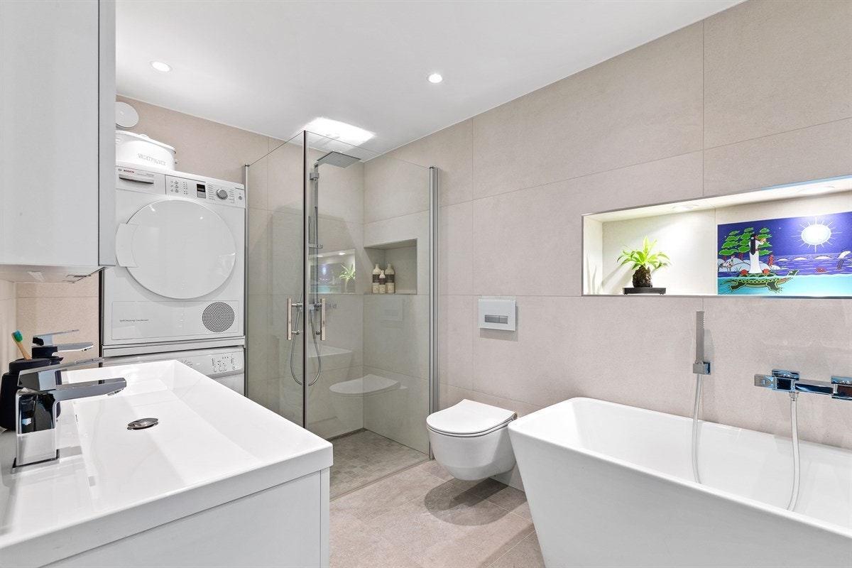 Svært delikat bad, pusset opp i 2017, med storformat fliser og moderne innredning Galleribilde