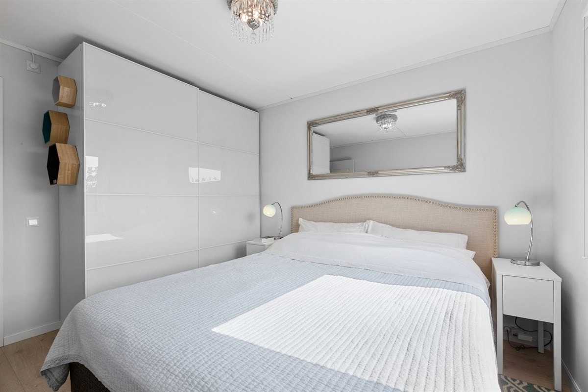 Stille og romslig hovedsoverom utstyrt med nytt garderobeskap i 2017 Galleribilde