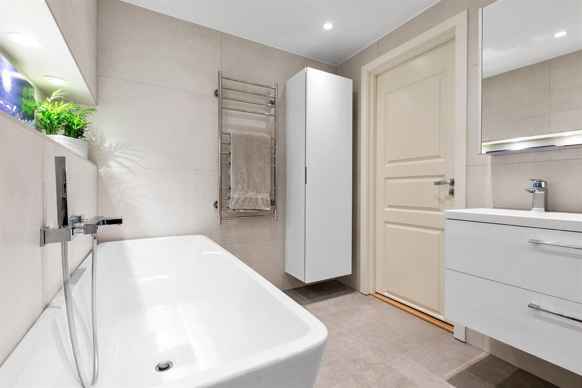 Badet har pen innredning med Geberit duofresh wc, høyglanset baderomsinnredning med servantplate med to armaturer m.m. Galleribilde