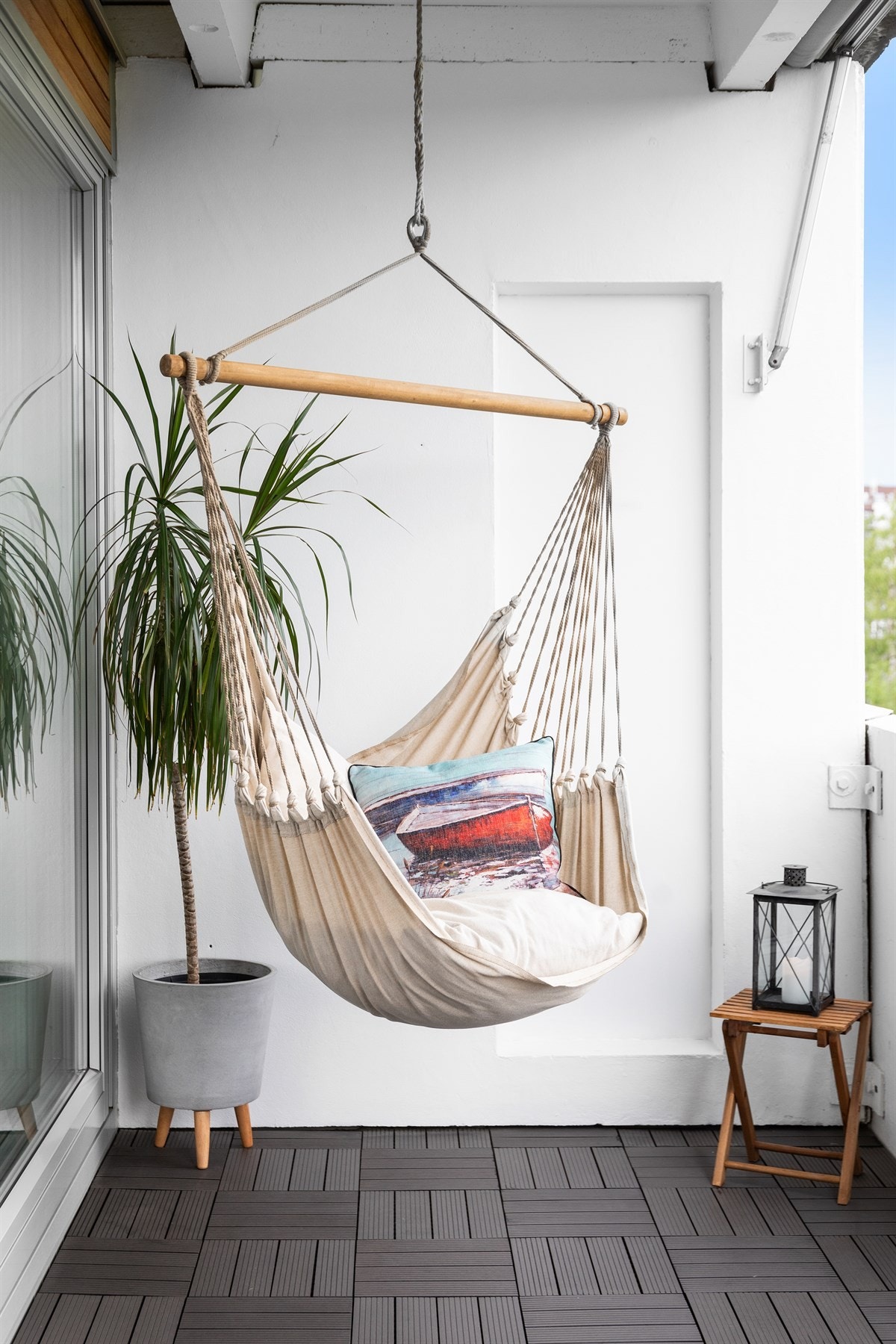 Slipt og malt balkongvegger og tak, samt nytt gulv i tre-kompositt i 2014. Galleribilde