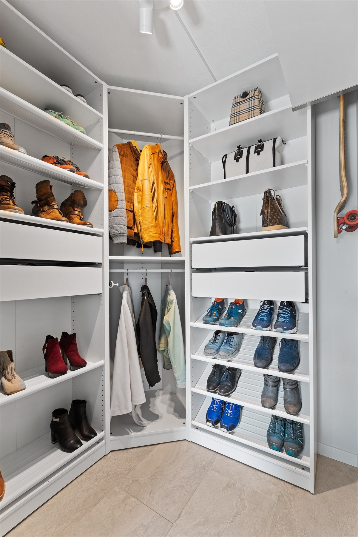 Garderoben har sensorbelysning og praktisk innredning Galleribilde